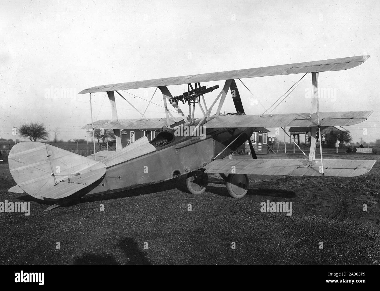 1918 - Curtiss Flugzeug & Motor Corporation, Buffalo, N.Y. Dreidecker mit Maschinengewehren montiert Stockfoto