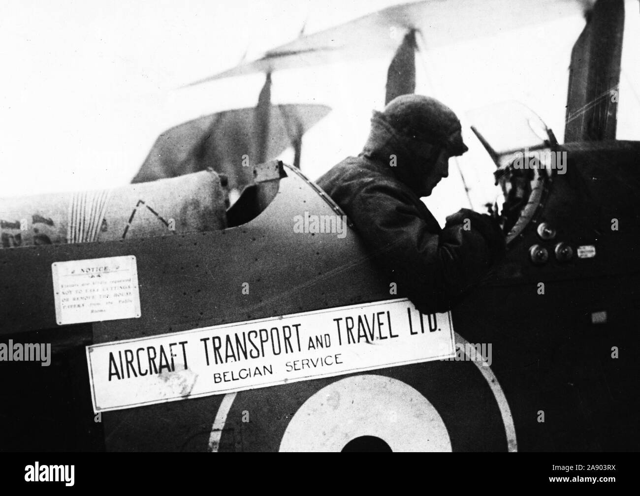 1919 - Frieden verwendet für den Krieg Flugzeuge. Verwenden Sie für Tausende von Flugzeugen, Leerlauf, nachdem die Feindseligkeiten eingestellt hatte, teilweise in England durch den Einsatz von Maschinen und Piloten für den Transport von Waren und Lebensmittel gelöst. Stockfoto