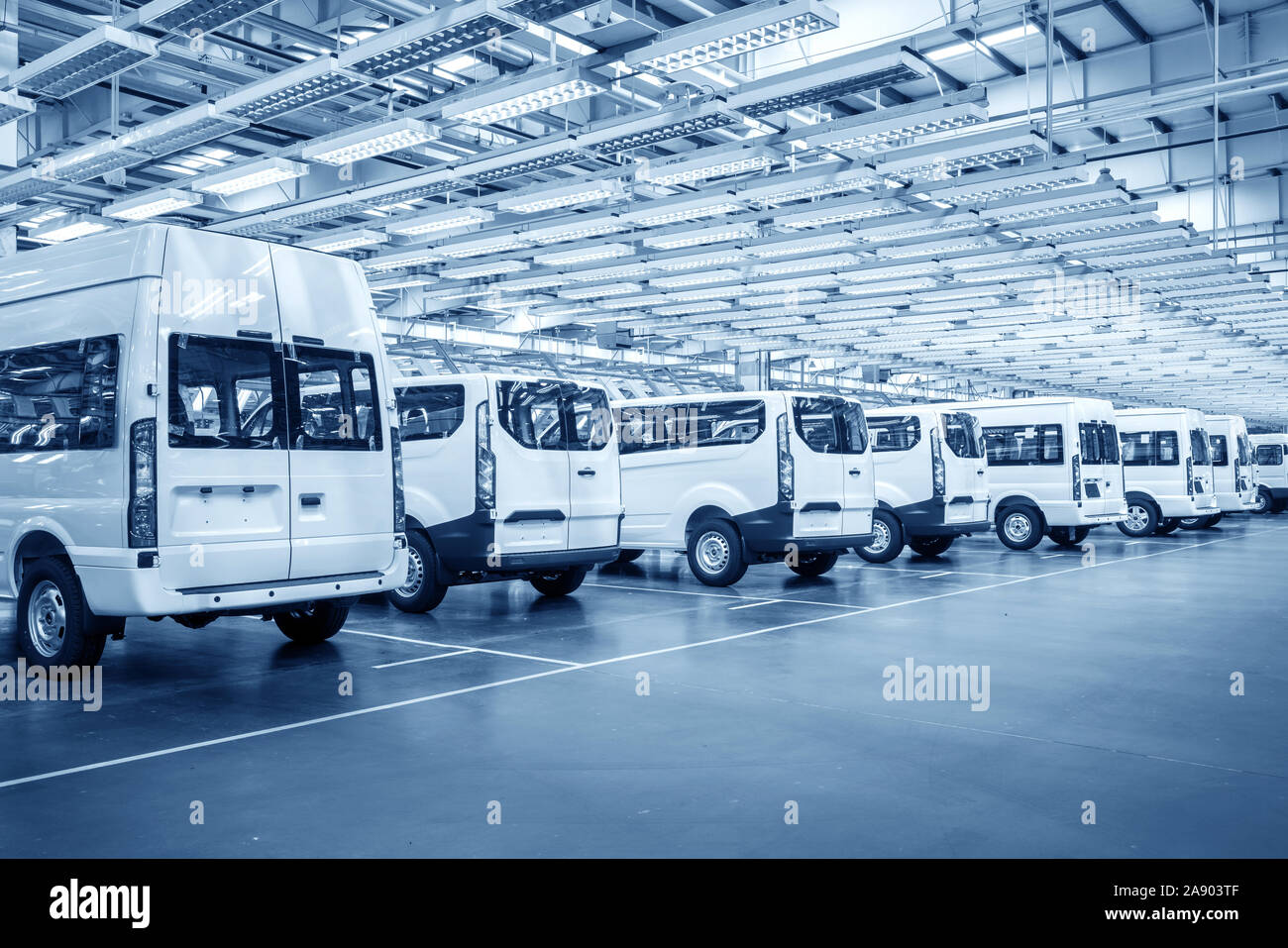 Automobilhersteller, übersichtlich angeordneten neue Autos bereit sind, das Werk verlassen. Stockfoto