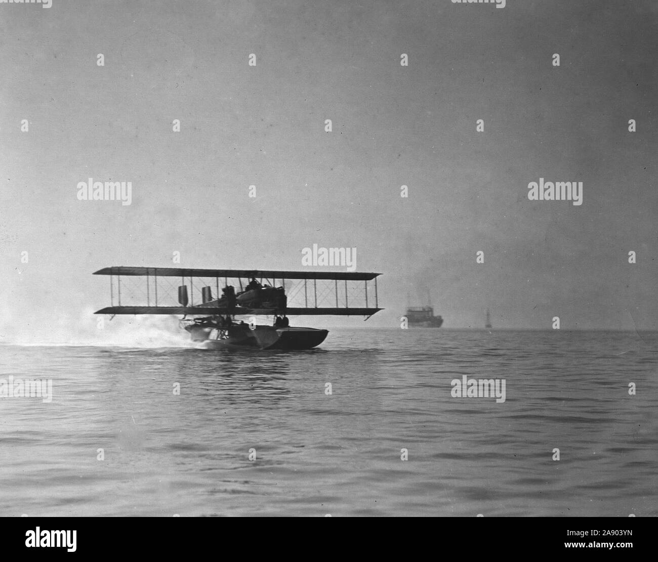 Mit einem Schlitten in Verbindung mit der caproni Bi-Ebene am U.S. Naval Air Station, Hampton Roads, VA. Experimentelle Arbeiten durchgeführt, die von Captain H.C. Mustin, U.S.N. Stockfoto