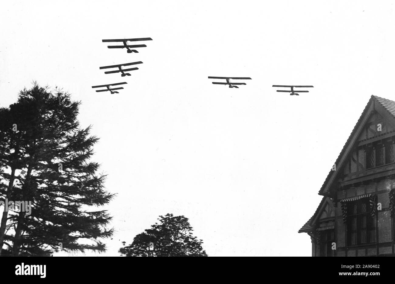 7/8/1918 - Demonstration Flug in Oyster Bay, New York, fünf Flugzeuge, die in Schlachtordnung in Oyster Bay, L.I Stockfoto