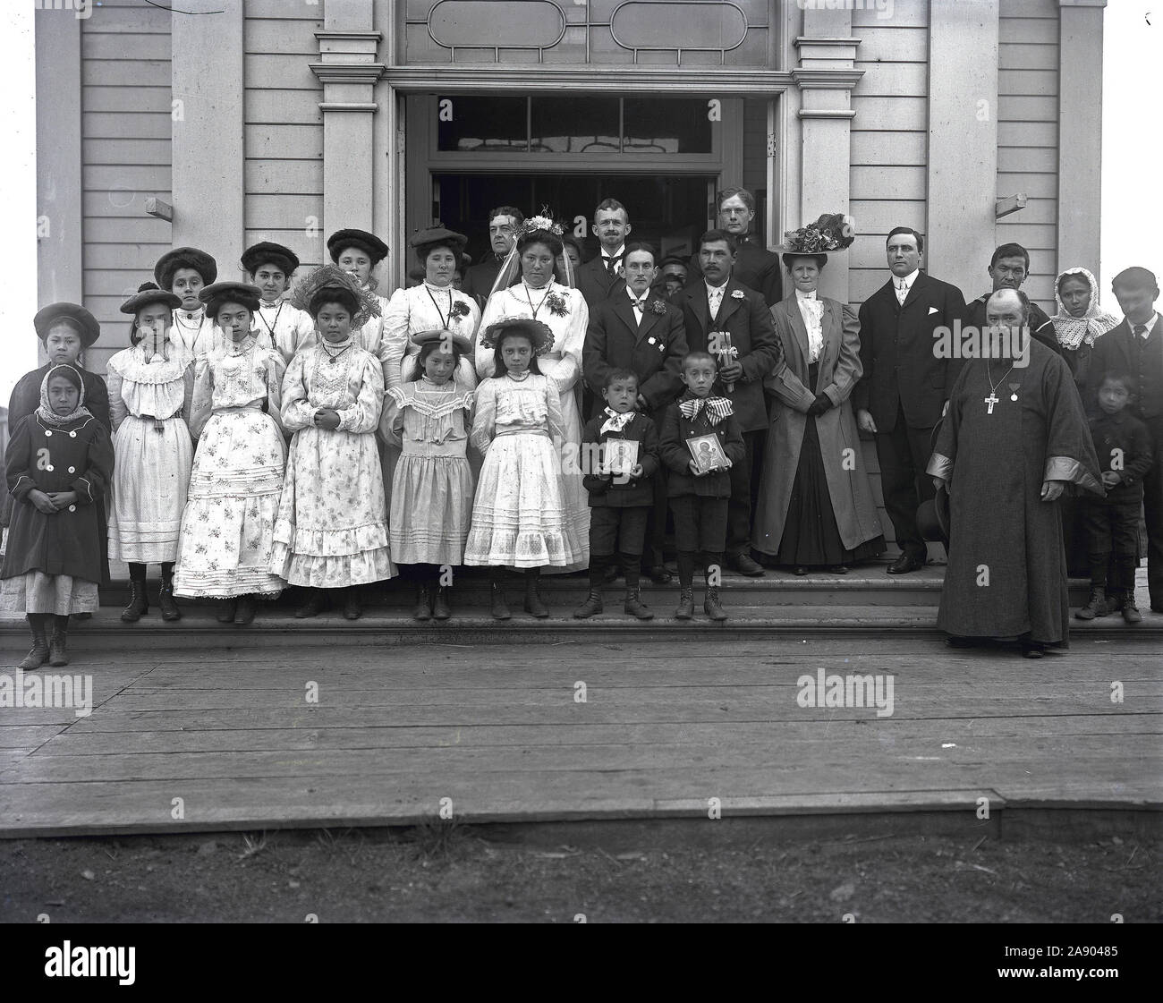 Hochzeitsgesellschaft vor St-Paul-Kirche Stockfoto