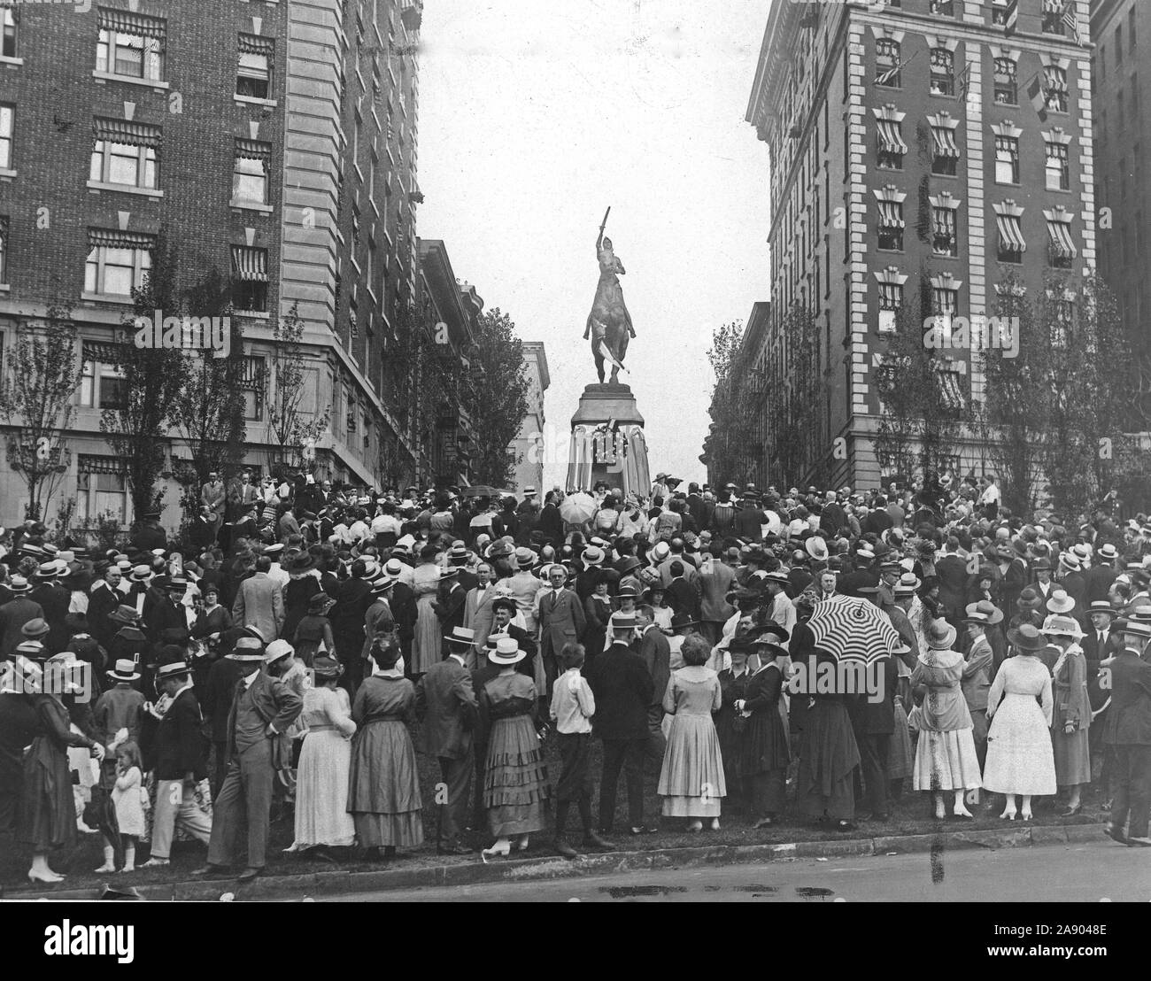 Zeremonien - Tag der Bastille, 1918 - Feier zum Tag der Bastille, 1918, New York City. Allgemeine Überprüfung der Bastille Tag Zeremonien am Jeanne d'Arc Statue, NEW YORK City Stockfoto