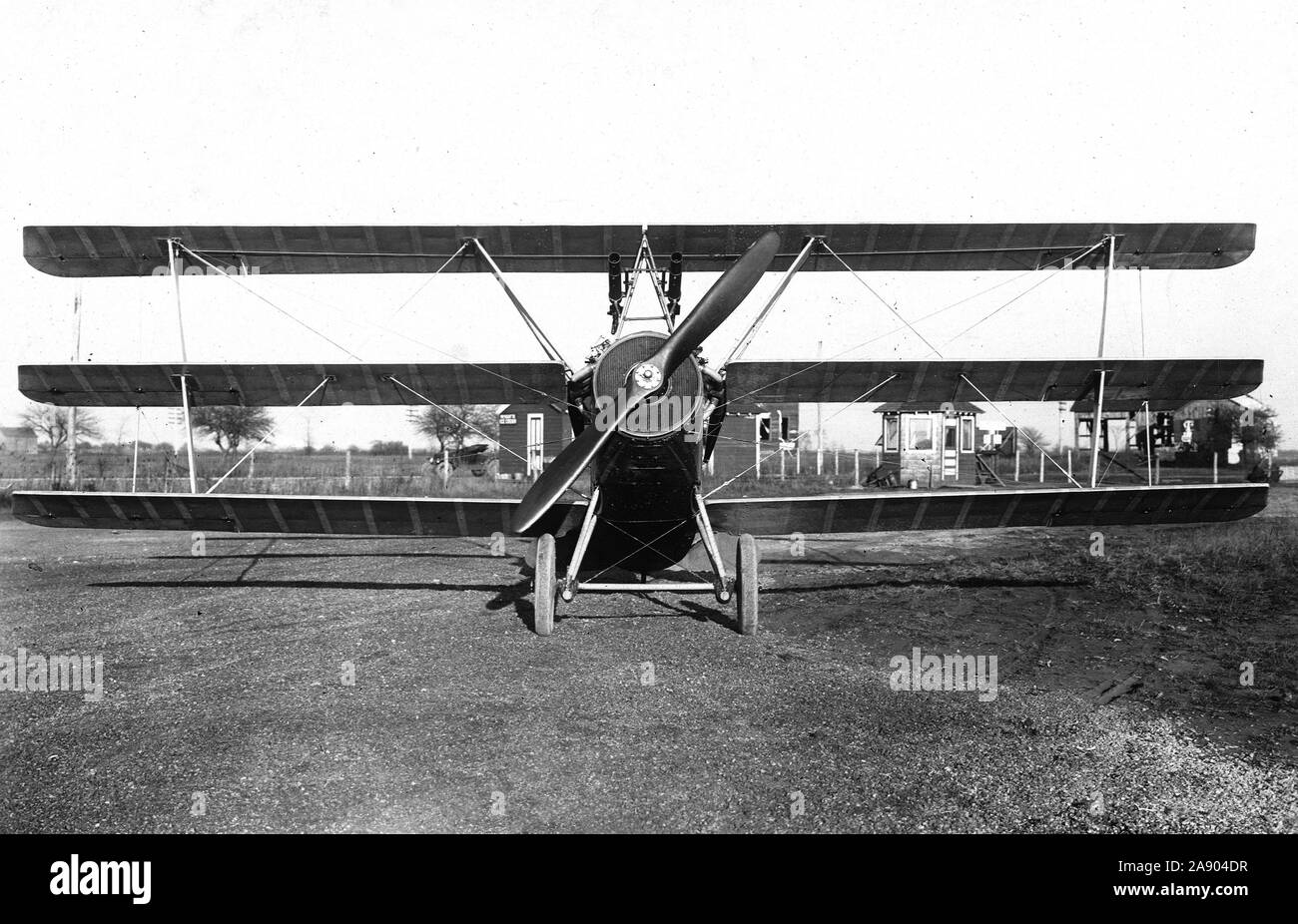 1918 - Curtiss Flugzeug & Motor Corporation, Buffalo, N.Y. Dreidecker mit Maschinengewehren montiert Stockfoto