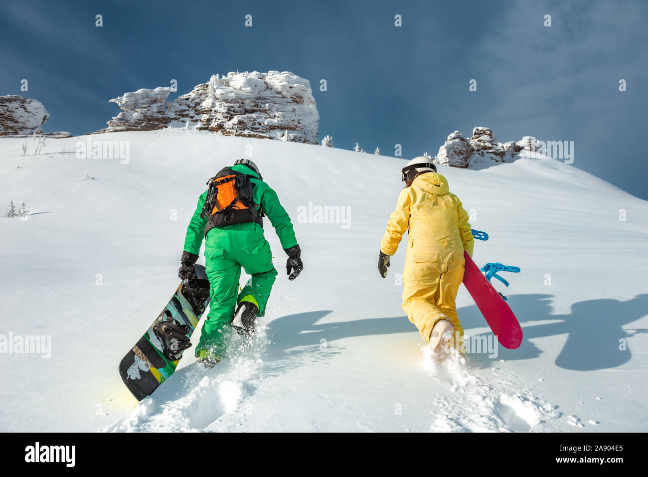 Zwei Snowboarder bergauf. Backcountry Skiing und Snowboarding Konzept bei Ski Resort Stockfoto