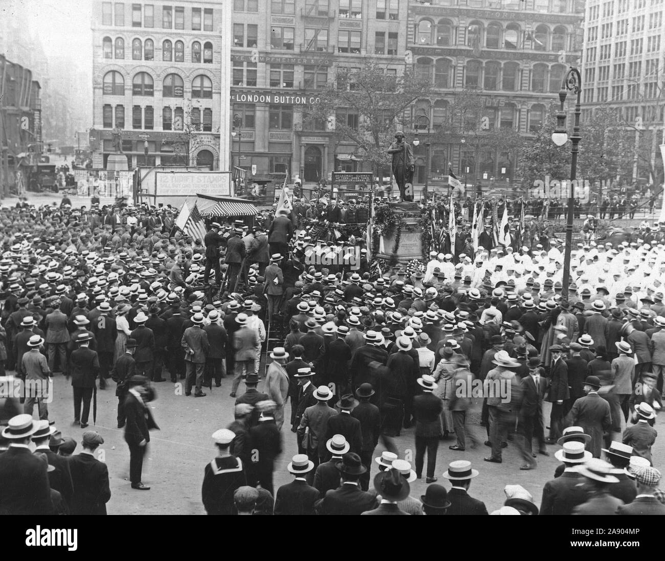 Lafayette Tag, 1918 - Massen am Lafayette Statue in Union Square, New York, anlässlich des 161. Jahrestages der Geburt des galanten Franzose für Amerikanische Freiheit gekämpft Stockfoto