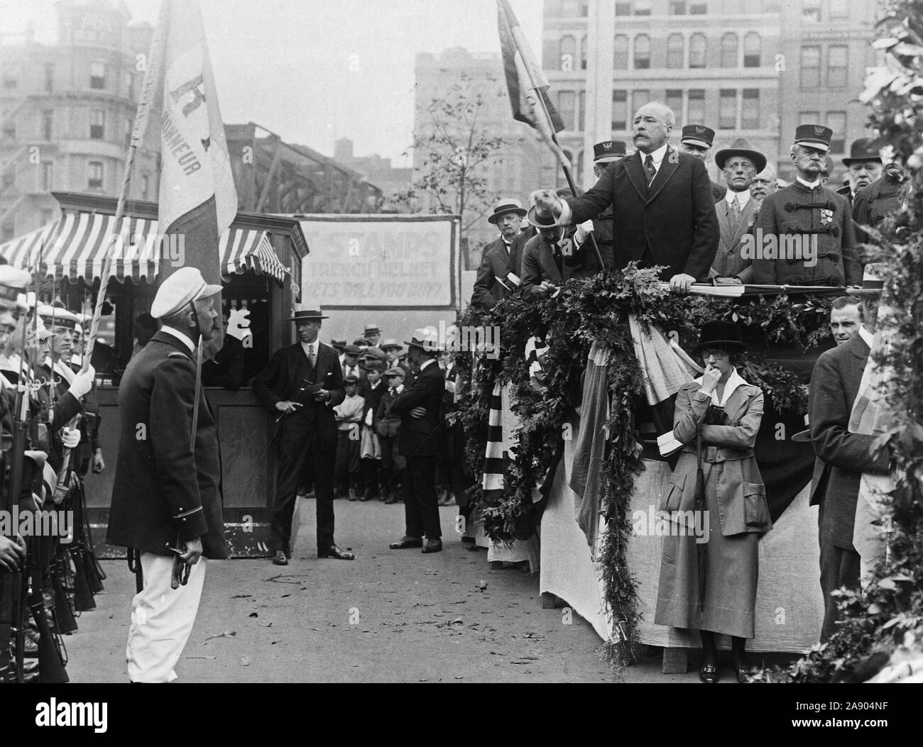 Lafayette Tag Feier, New York City. Alton B. Parker Adressierung der Masse am Lafayette Statue in Union Square, New York, in der Feier des 161. Jahrestages der Geburt des galanten französischen Mann, der für die amerikanische Unabhängigkeit gekämpft, und der vierte Jahrestag der Beendigung der Deutschen an der Marne. Eine Gruppe französischer Segler hören Sie einen euology Ihres Landes Stockfoto