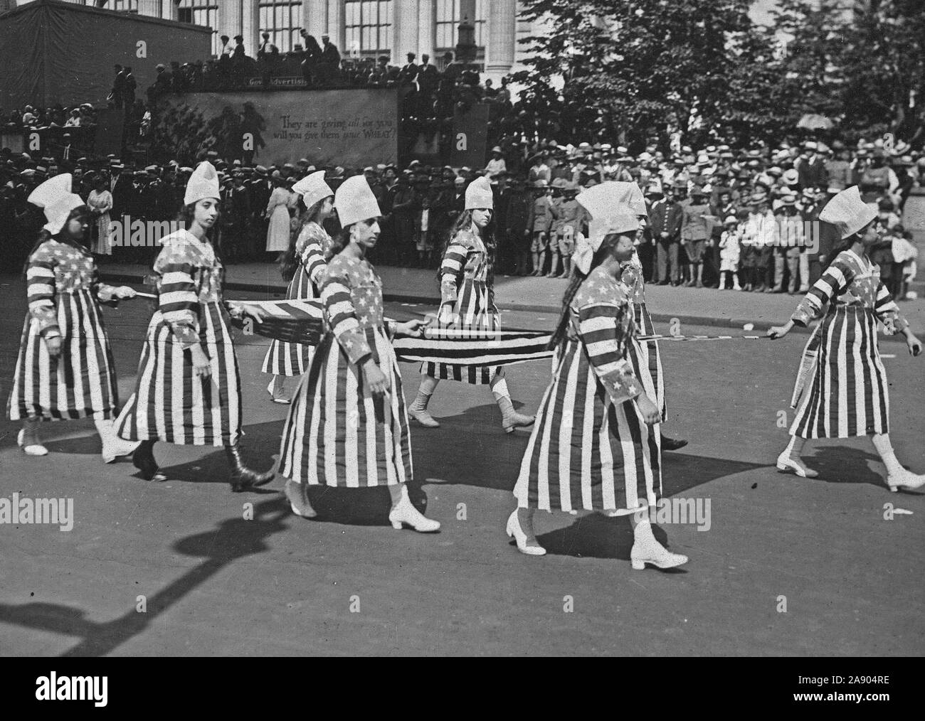 Zeremonien - Tag der Unabhängigkeit, 1918 - 4. Juli Parade, N.Y., 1918. Amerikanische Flagge Mädchen Stockfoto