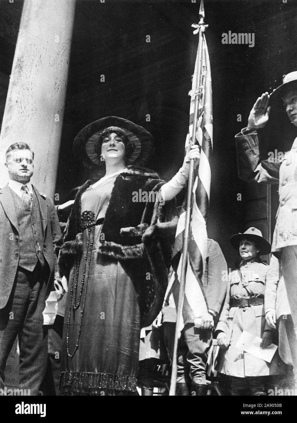 Nationalhymne - National Anthem Geburtstagsfeier, City Hall, New York City. Miss Annie Fitzin, die Opernsängerin, Singen, ist das 'Star Spangled Banner' von den Stufen des Rathauses an der immensen Menge. Es war der 104. Jahrestag der Schreiben des Songs von Francis Scott Key Stockfoto