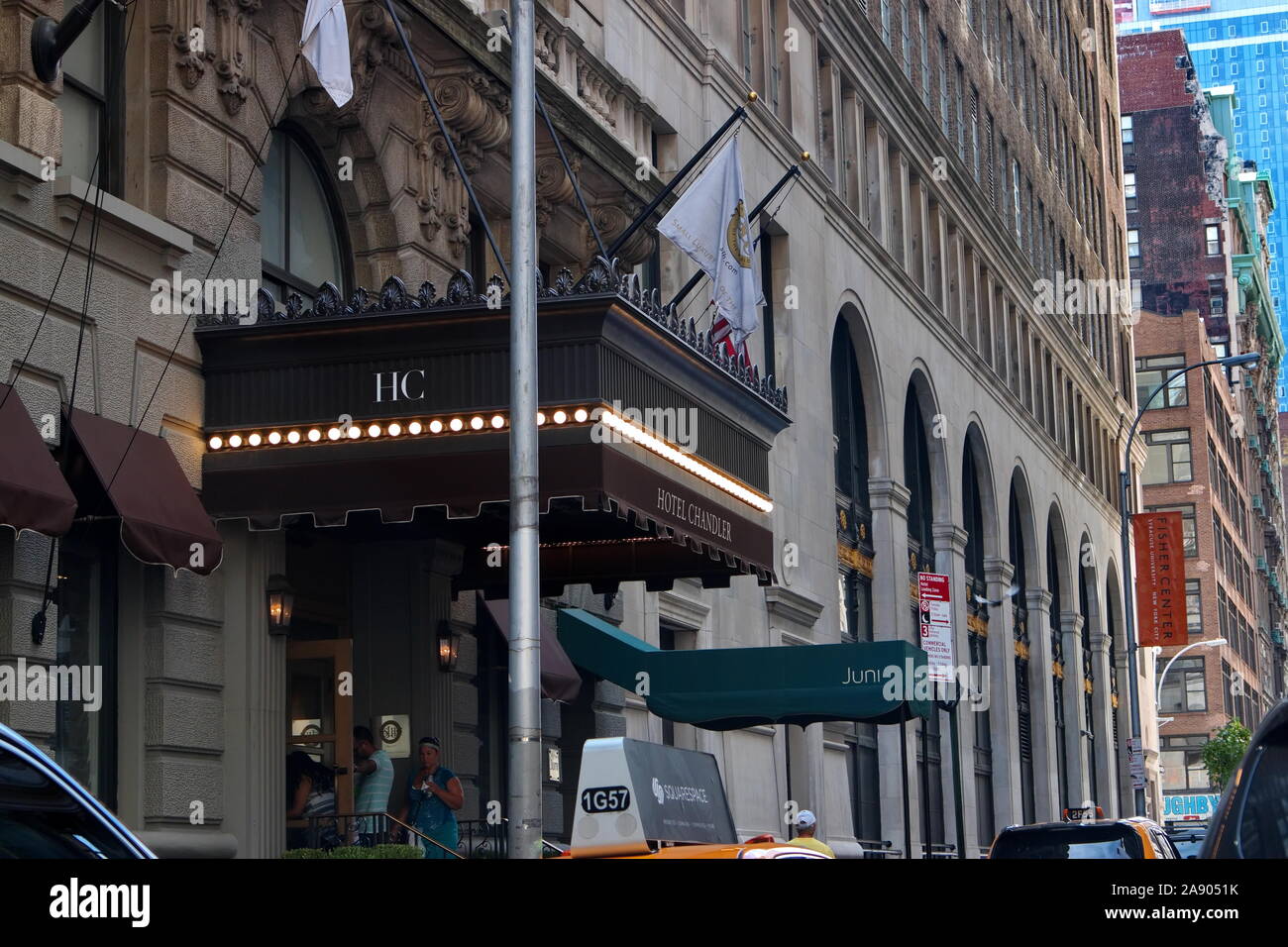 New York, NY, USA. Aug 2015. Müde Touristen betreten des Hotel Chandler in New York City. Stockfoto