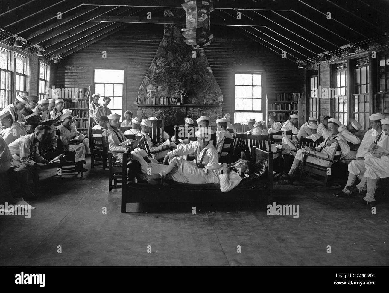1918 - Innenansicht der Bibliothek; Pelham Bay Naval Training Station, Pelham Bay, N.Y Stockfoto