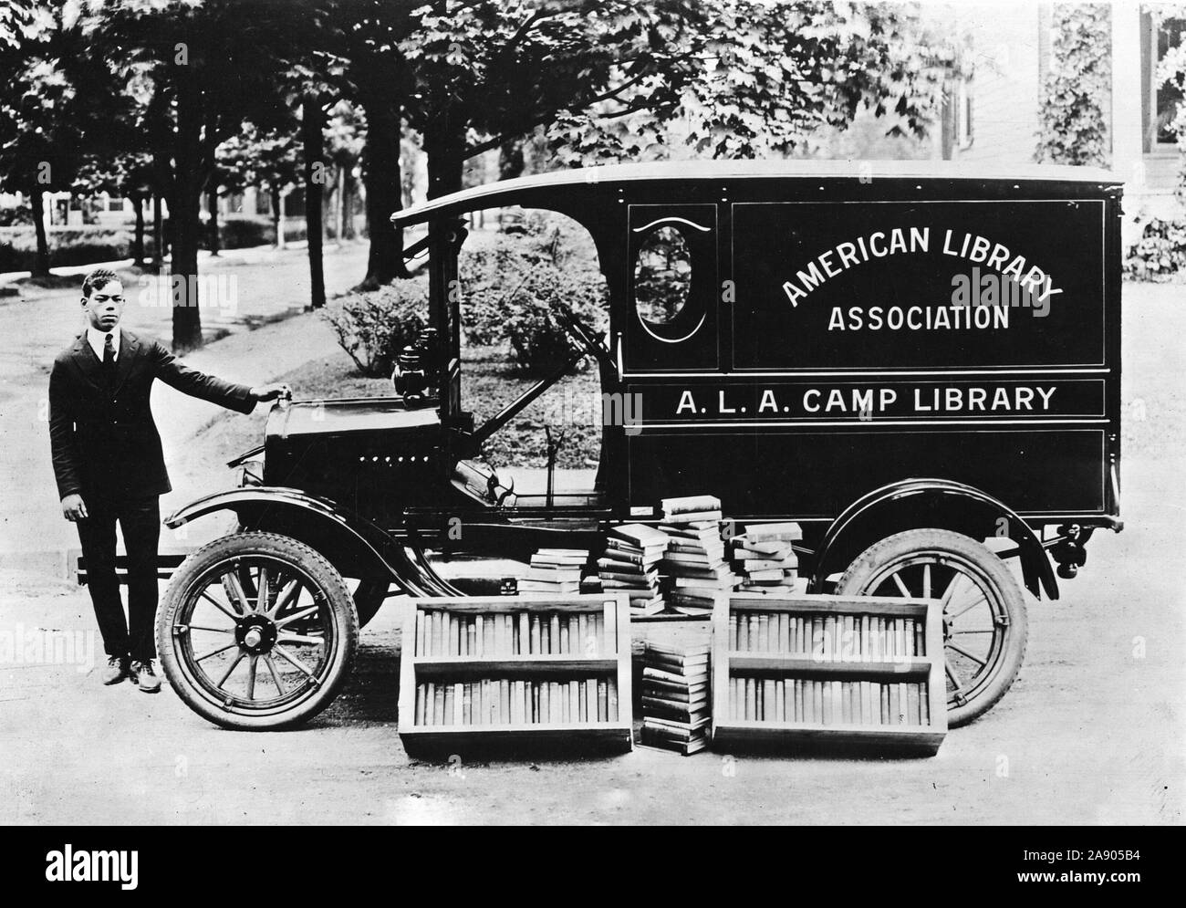 1918 oder 1919 - A.L.A. Auto mit Büchern. Camp Mühlen, Long Island, N.Y Stockfoto