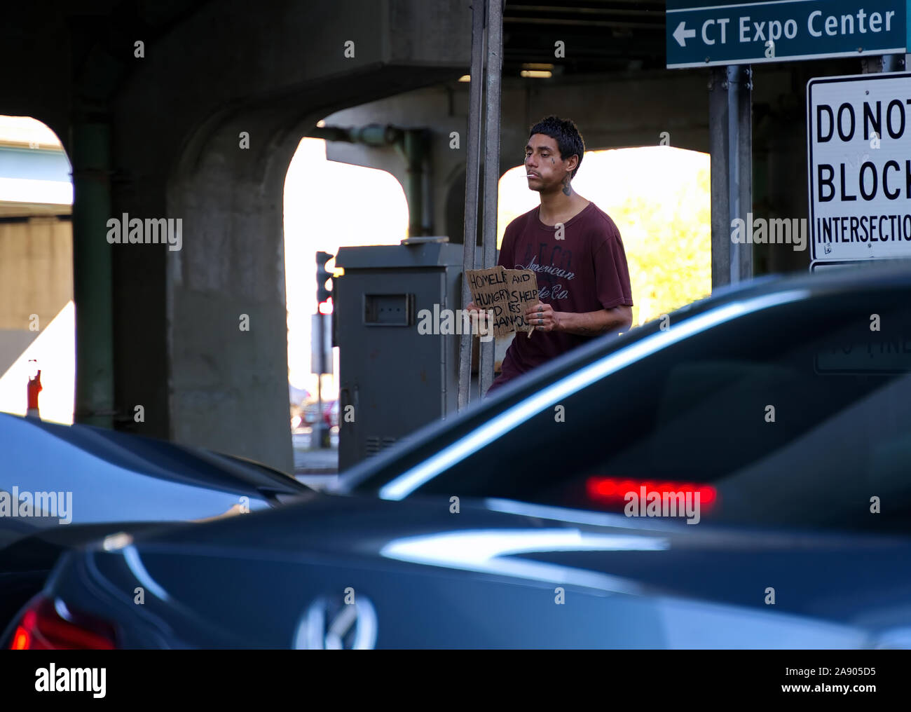 Hartford, CT USA. Okt 2019. Obdachloser in highway Unterführung Verkehr um Spenden bitten. Stockfoto