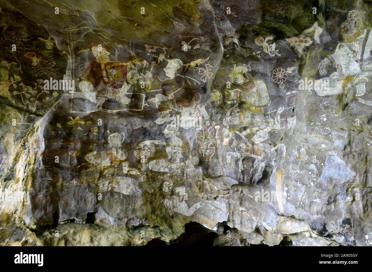 Wandbilder von schattenfiguren im Baum gemalt sap an den Wänden der Höhle Tham Sam Rock Kunst in Phang Nga Town Thailand Asien Stockfoto