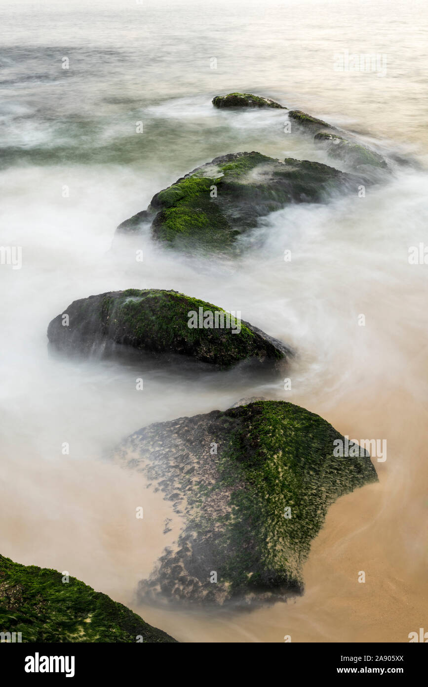 Wunderschönes Bild mit harmonischer Struktur der Bewegung des Ozeans auf den Felsen. Stockfoto