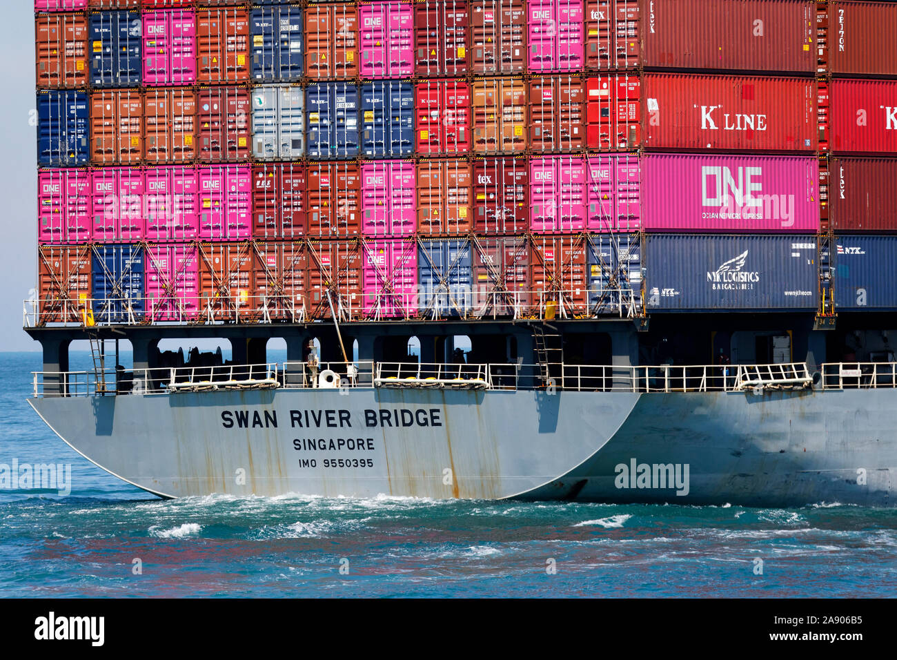 Containerschiff Swan River Bridge, verlassen den Hafen Fremantle, Western Australia Stockfoto