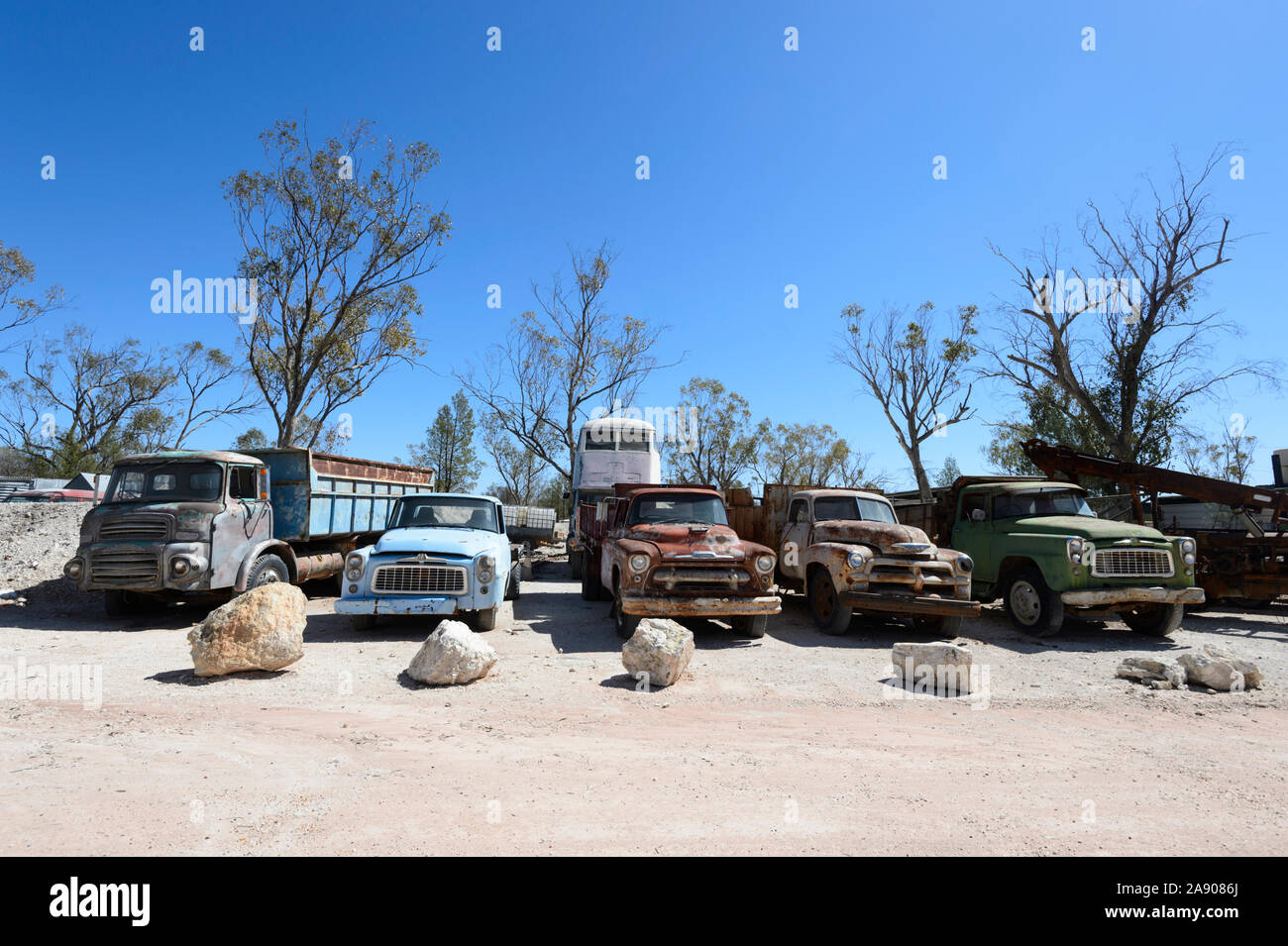 Eine Reihe von Oldtimern auf Anzeige außerhalb des beliebten Outback Pub Sheepyard Inn, die grawin, Lightning Ridge, New South Wales, NSW, Australien Stockfoto