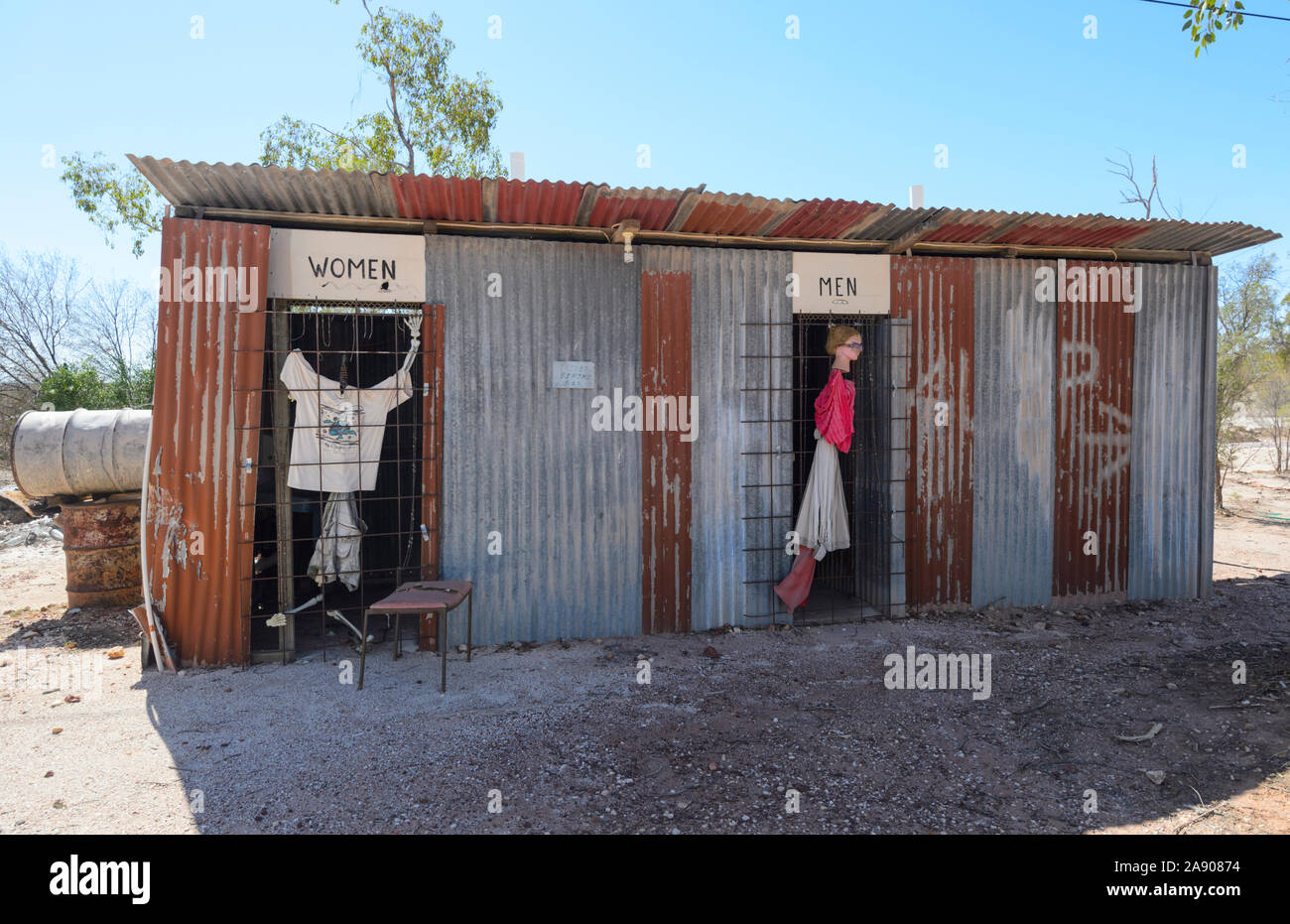 Lustige Toiletten außerhalb der Outback Pub im Glengarry Hilton, die grawin, Lightning Ridge, New South Wales, NSW, Australien Stockfoto
