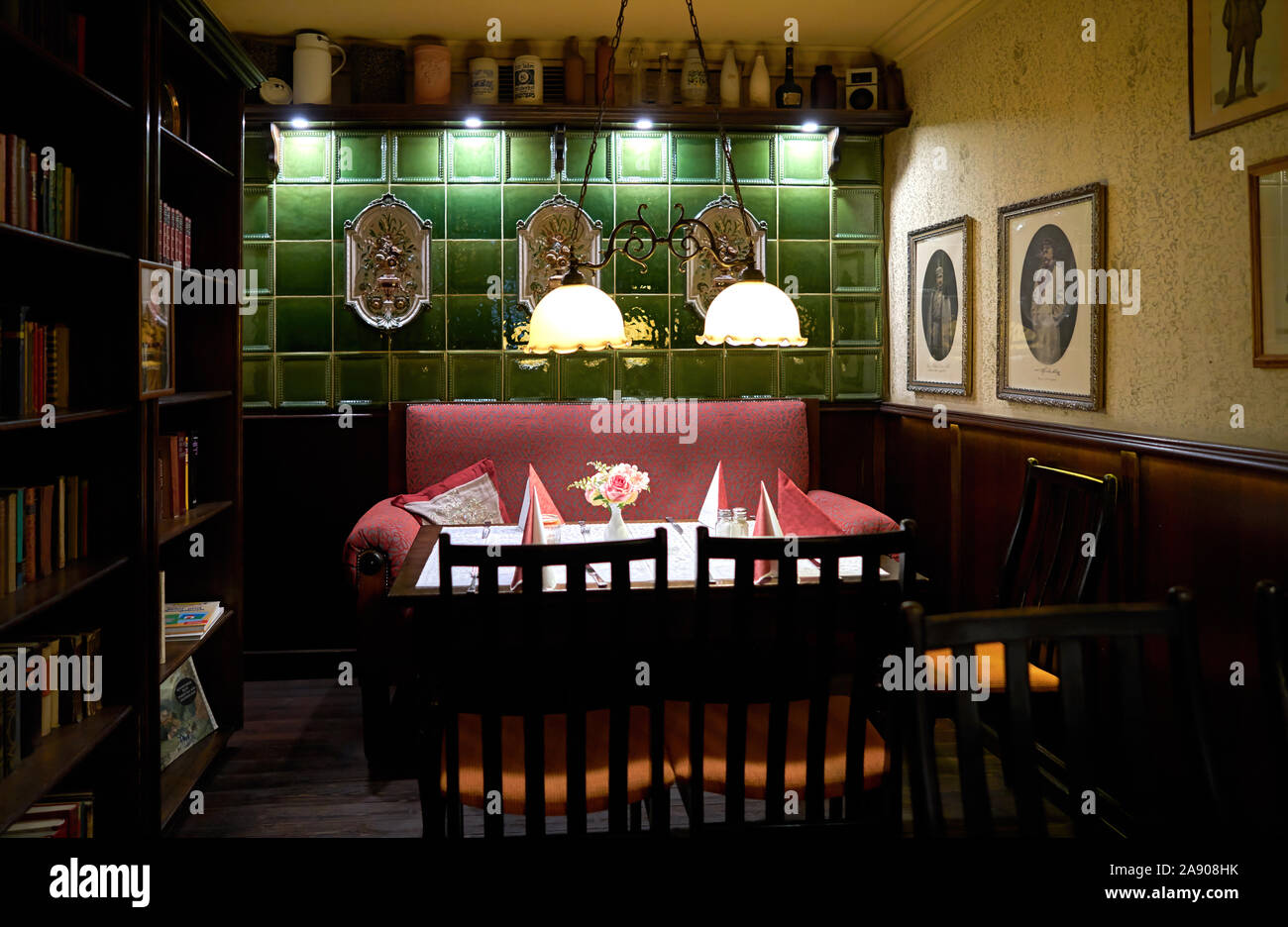 Innenraum der alten Berliner Restaurant "Mutter Hoppe im Nikolaiviertel in Berlin-Mitte Stockfoto Innenraum der alten Berliner Restaurant "Mutter Hoppe im Nikolaiviertel in Berlin-Mitte Stockfoto