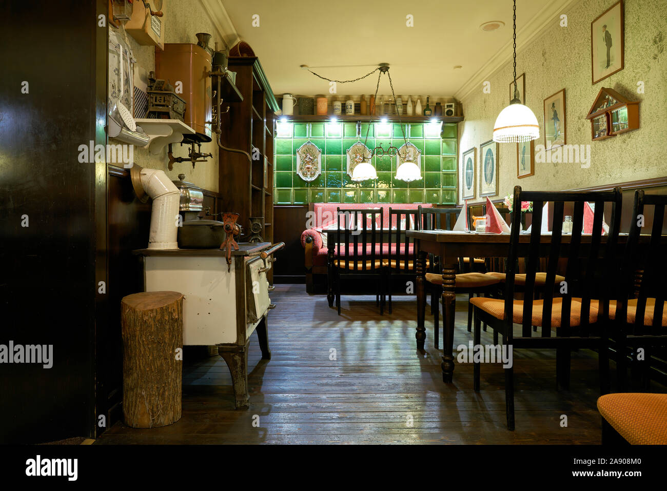 Innenraum der alten Berliner Restaurant "Mutter Hoppe im Nikolaiviertel in Berlin-Mitte Stockfoto Innenraum der alten Berliner Restaurant "Mutter Hoppe im Nikolaiviertel in Berlin-Mitte Stockfoto