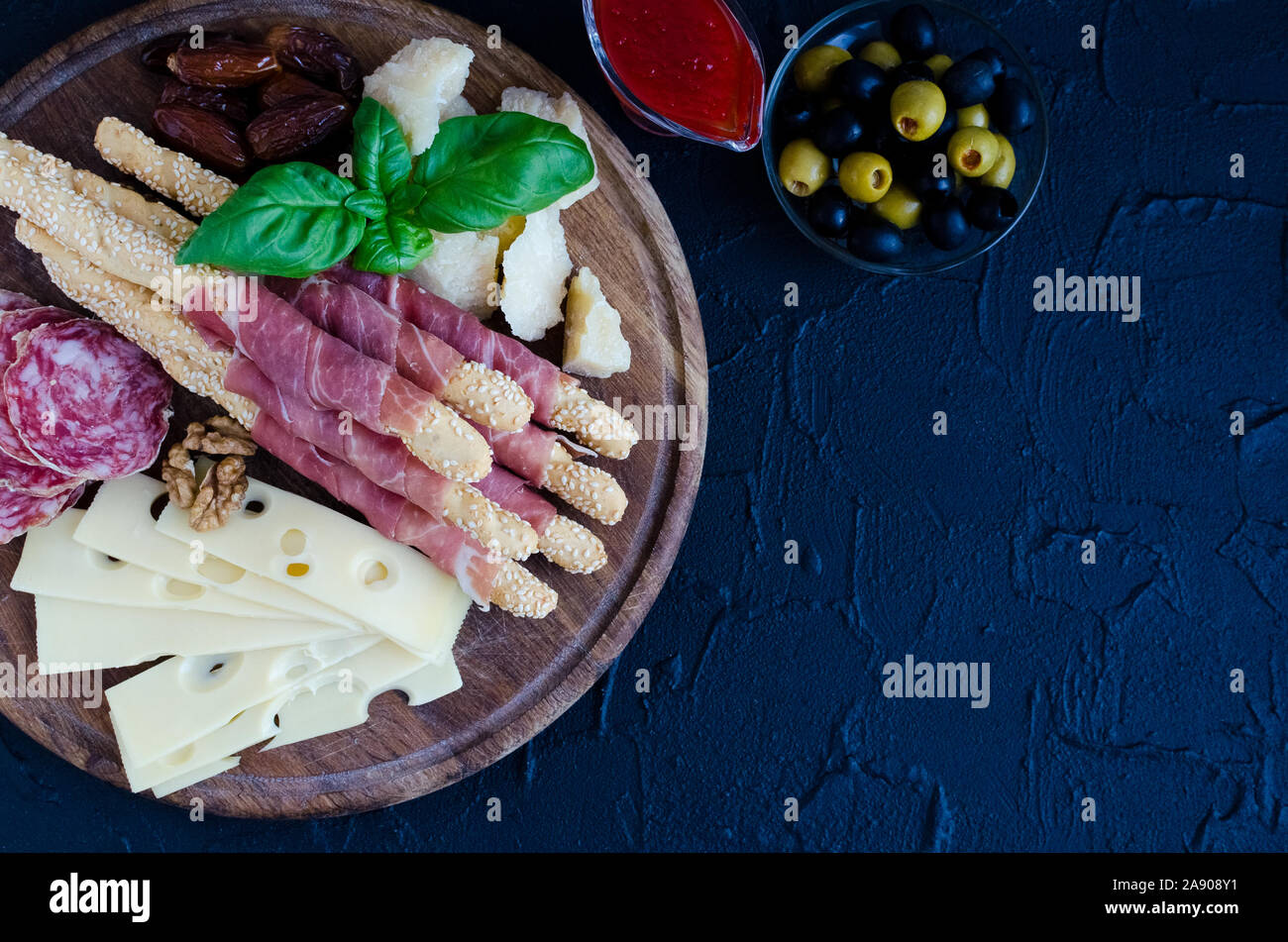 Holzbrett mit mediterranen Vorspeisen, Tapas und Antipasti. Verschiedene Bankett Essen im italienischen Stil eingerichtet. Leckerer Snack auf Party oder Picknick. C Stockfoto