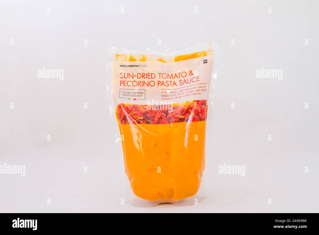 Alberton, Südafrika - ein Behälter mit getrockneten Tomaten und Pecorino pasta Sauce auf einen klaren Hintergrund Bild mit Kopie Raum isoliert Stockfoto