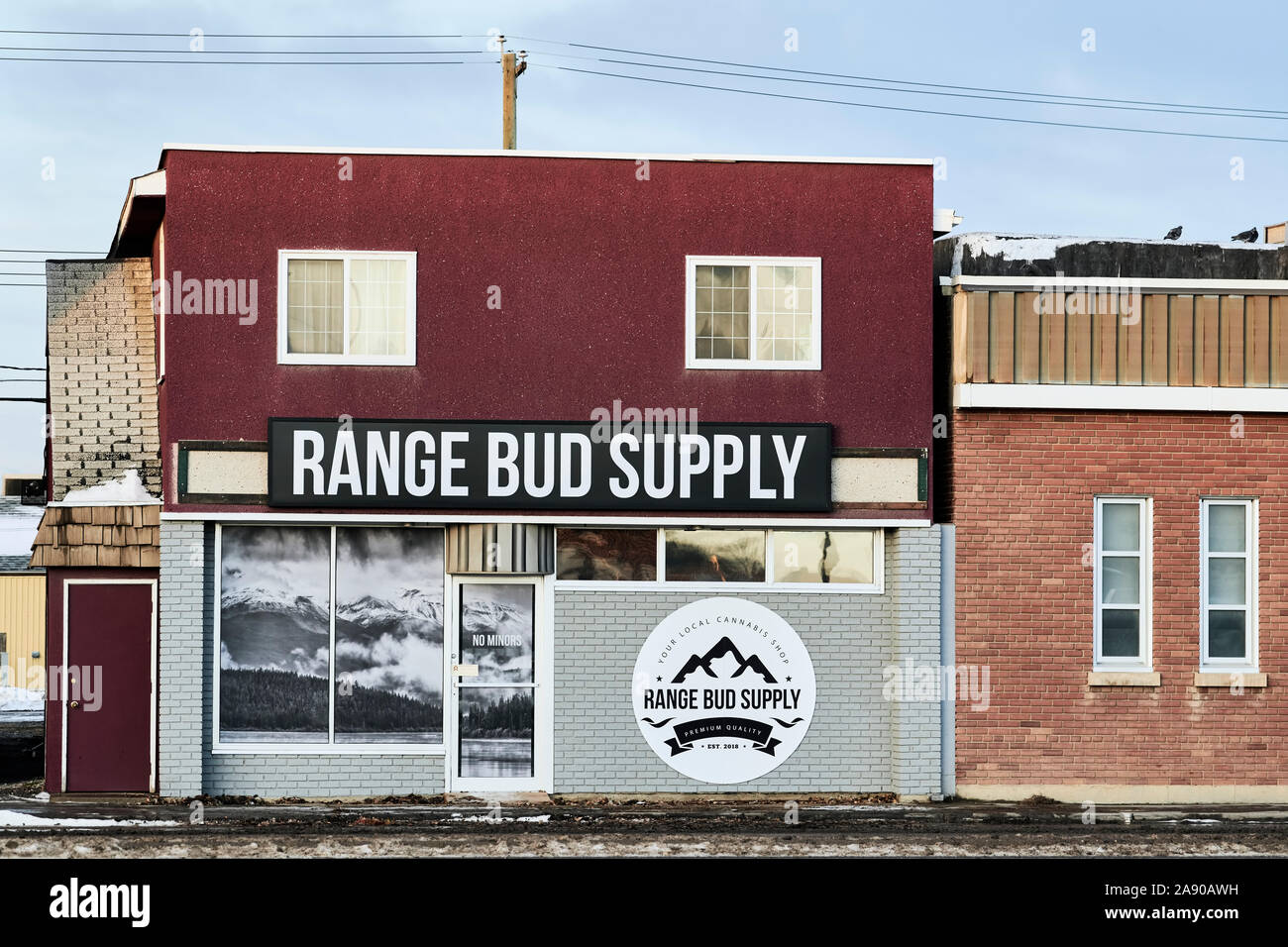 Ein Marihuana Store auf der Autobahn durch eine kleine Stadt in Alberta, Kanada. Store ist neben der lokalen Bar, die Unternehmen unterstützt. Stockfoto