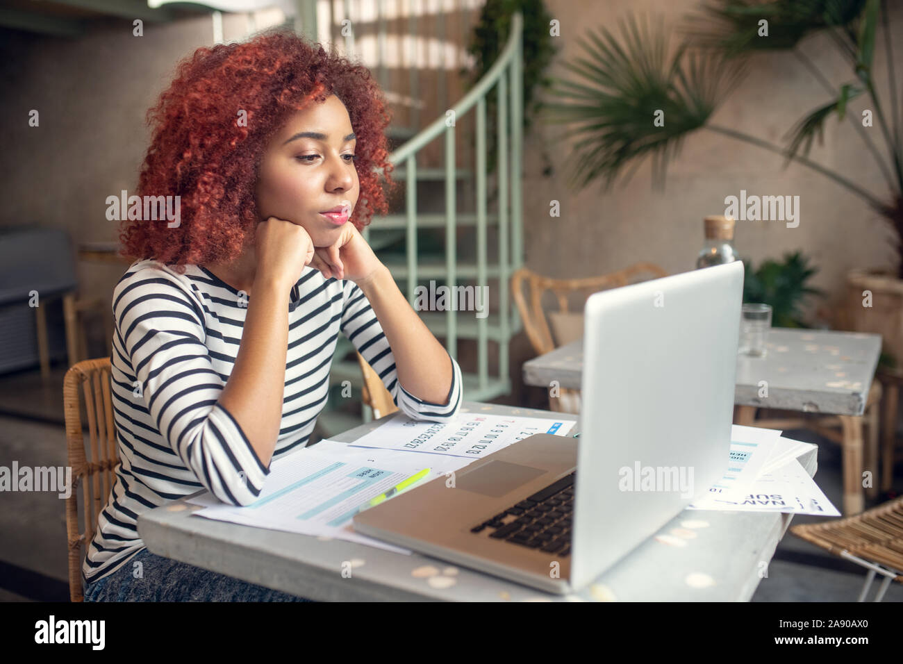 Junge Unternehmer Gefühl Betroffenen während der Arbeit an Monatsbericht Stockfoto