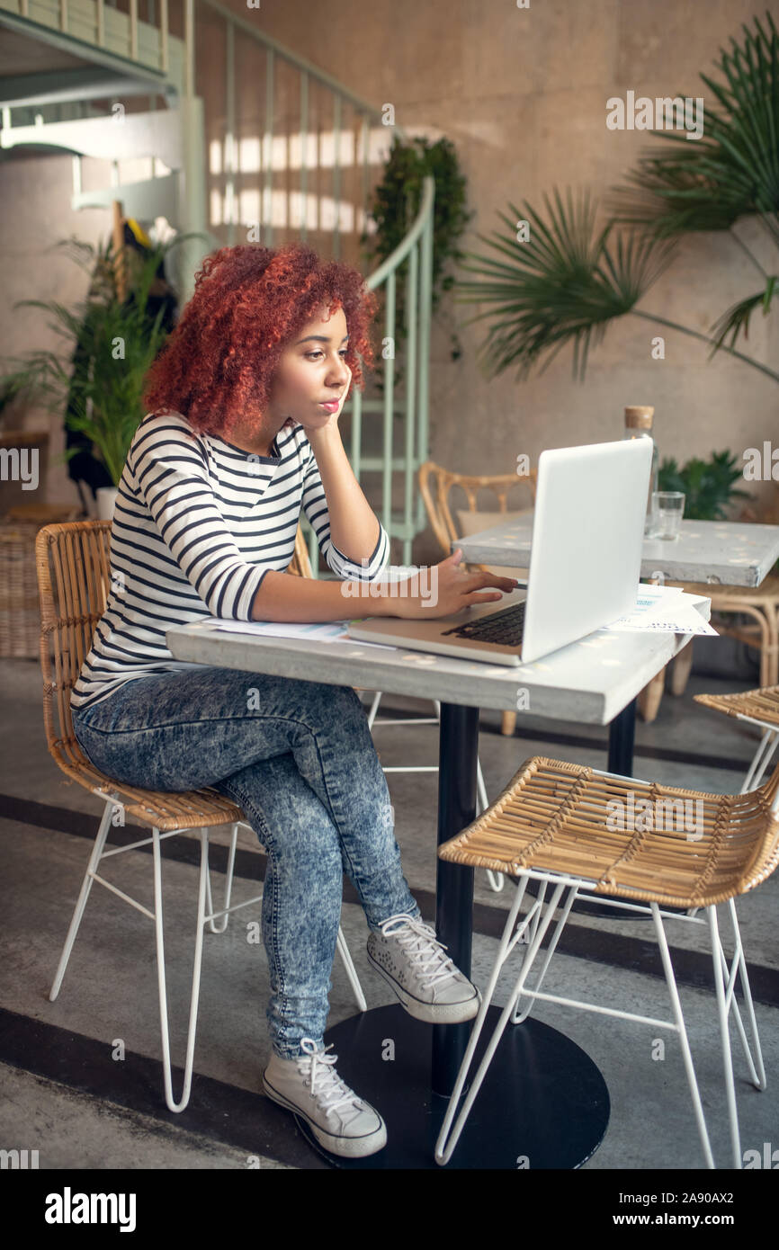 Junge hübsche Geschäftsfrau Lesen von E-Mail von Investor Stockfoto