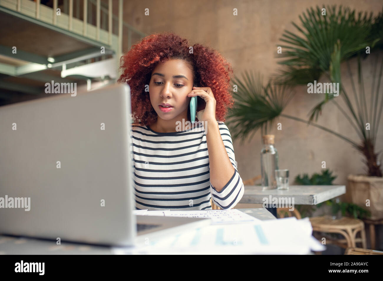 Busy Geschäftsfrau ihre Kollegin in den Morgen Stockfoto