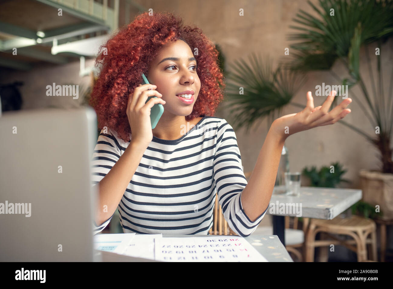 Frau anrufen Sie Business Partner beim haben einige Probleme Stockfoto