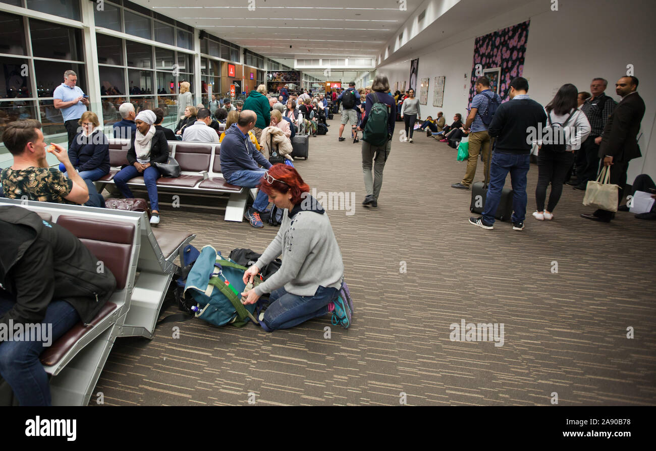 Passagiere in der Adelaide Flughafen Terminal warten ins Flugzeug Flug nach Stockfoto