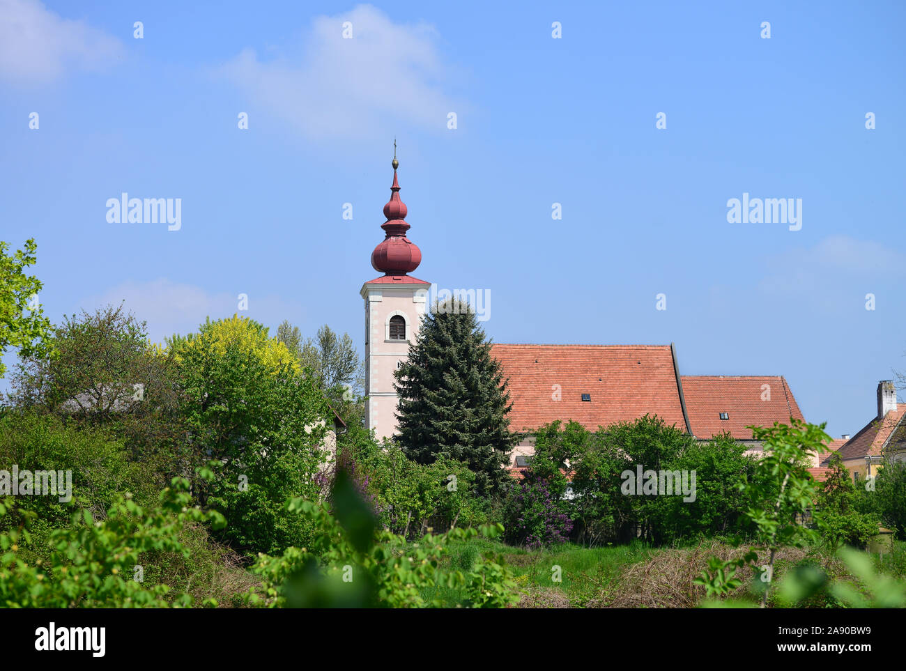 Die katholische Kirche in Orth an der Donau Stadt. Österreich Stockfoto Die katholische Kirche in Orth an der Donau Stadt. Österreich Stockfoto