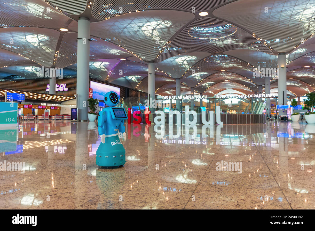 Roboter Personal für Fluggäste im neuen Flughafen Istanbul Hilfe Stockfoto