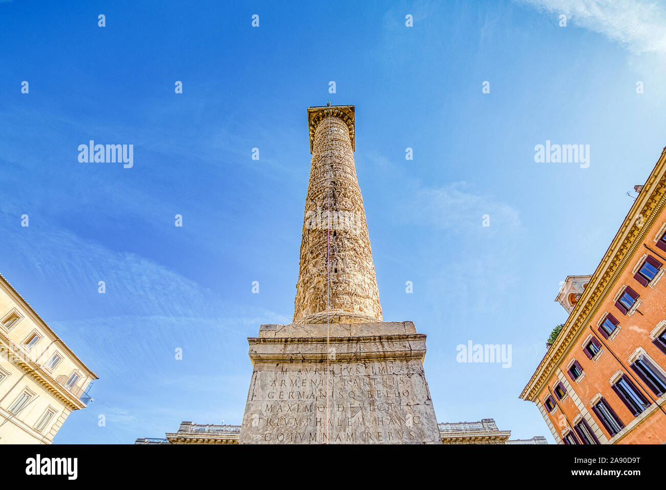 Rom, Italien, 18. Oktober, 2019: Licht erleuchtet ist die Spalte des Marcus Aurelius in der Piazza Colonna in Rom Stockfoto