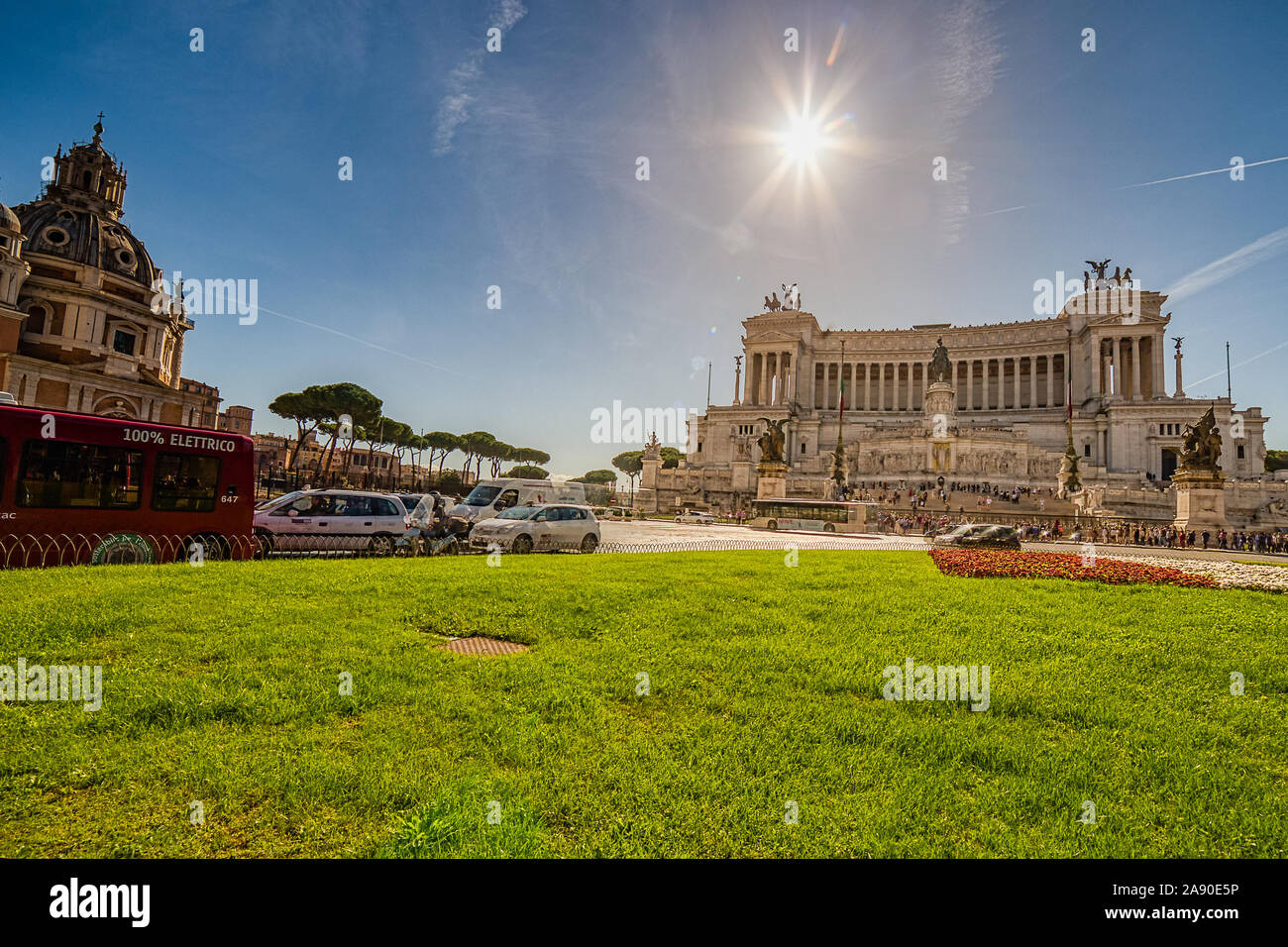 Rom, Italien, 18. Oktober 2019: vorbeifahrende Autos vor dem Victor Emmanuel II National Monument in Rom Stockfoto