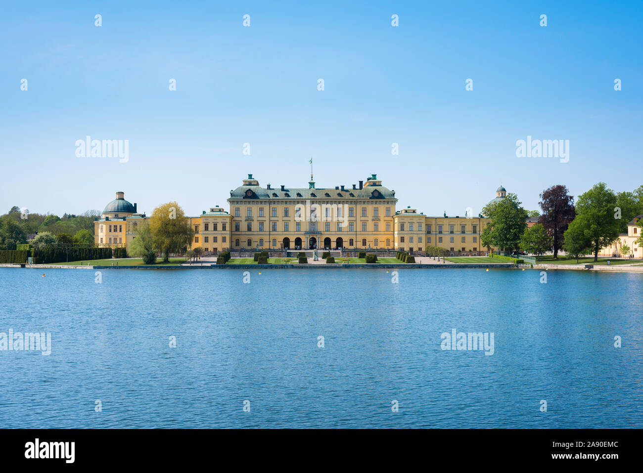 Schloss Drottningholm Schweden, Ansicht im Sommer östlich vor Schloss Drottningholm mit der See Malaren im Vordergrund, Insel Lovön, Schweden. Stockfoto