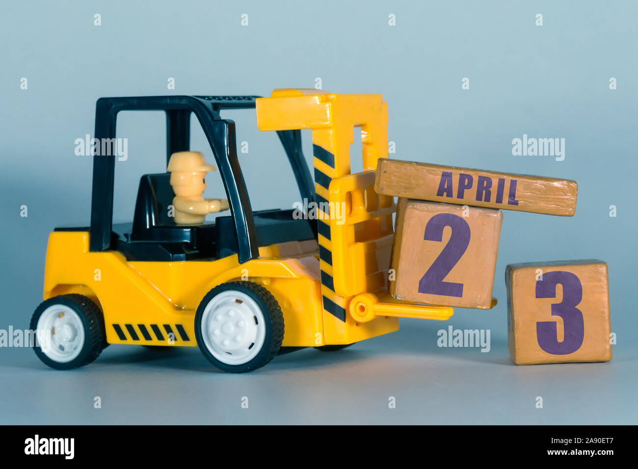 April 23. 23. Tag des Monats, der Bau oder die Lager Kalender. Gelb Spielzeug Gabelstapler Last Holz Würfel mit Datum. Arbeit Planung und Zeitmanagement. spr Stockfoto