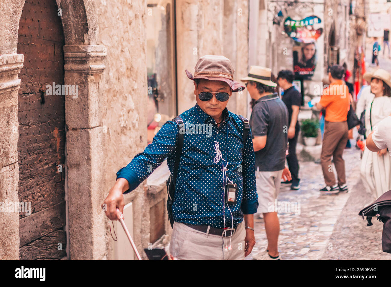 Saint-Paul-de-Vence, Provence/Frankreich - 28. September 2018: Die touristische Jahreszeit auf engen Straßen Stockfoto
