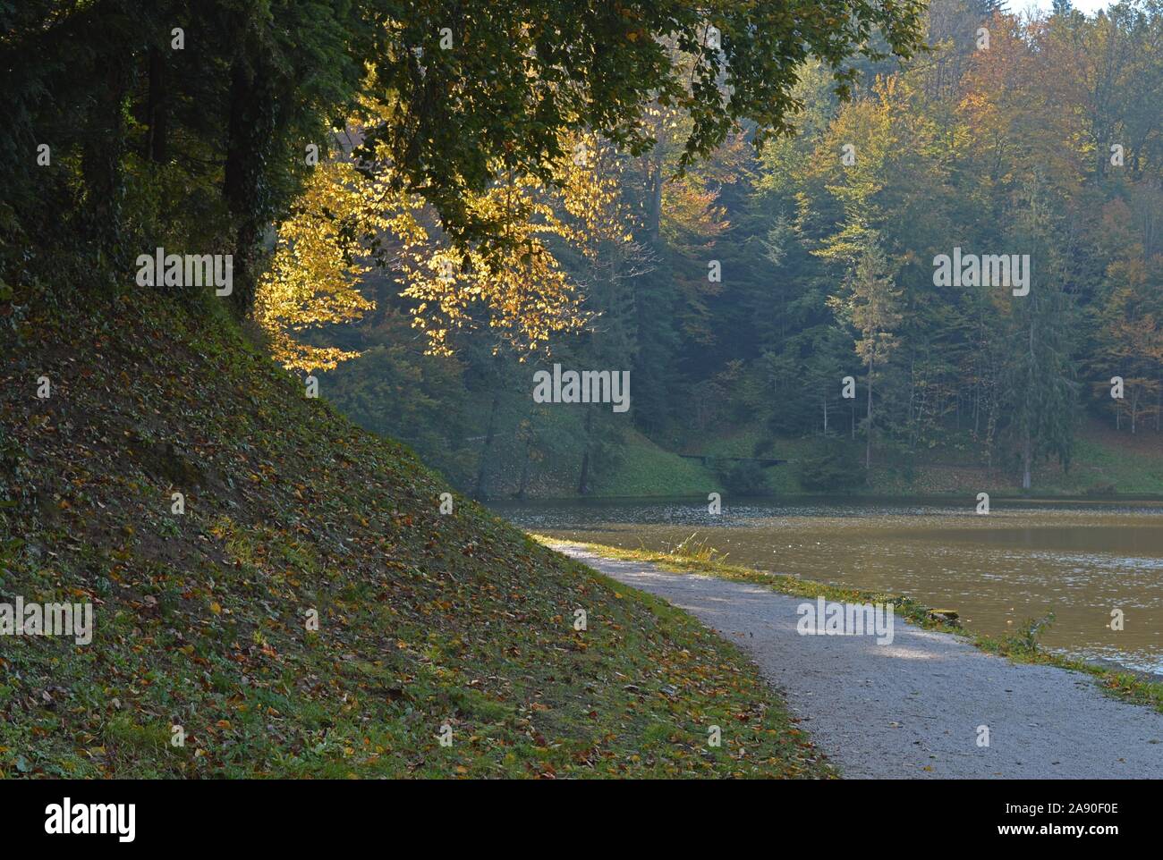 Wanderweg am See Trakošćan an einem sonnigen Herbsttag Stockfoto