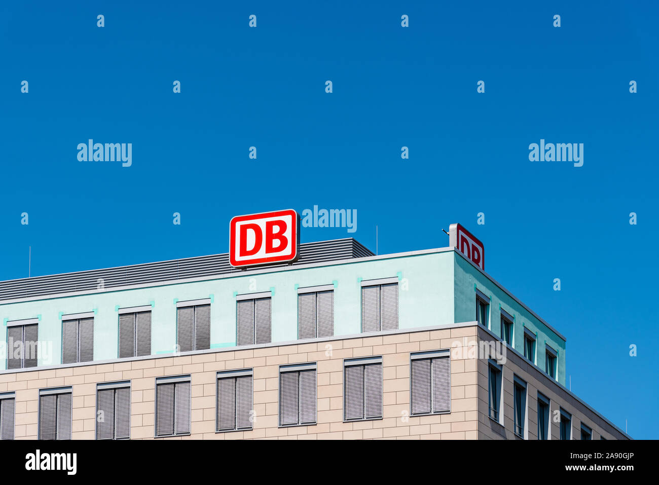 Berlin, Deutschland - 28. Juli 2019: Deutsche Bahn AG, Deutsche Bahn, Büros in Berlin. Es ist das zweitgrößte Transportunternehmen in der Welt Stockfoto