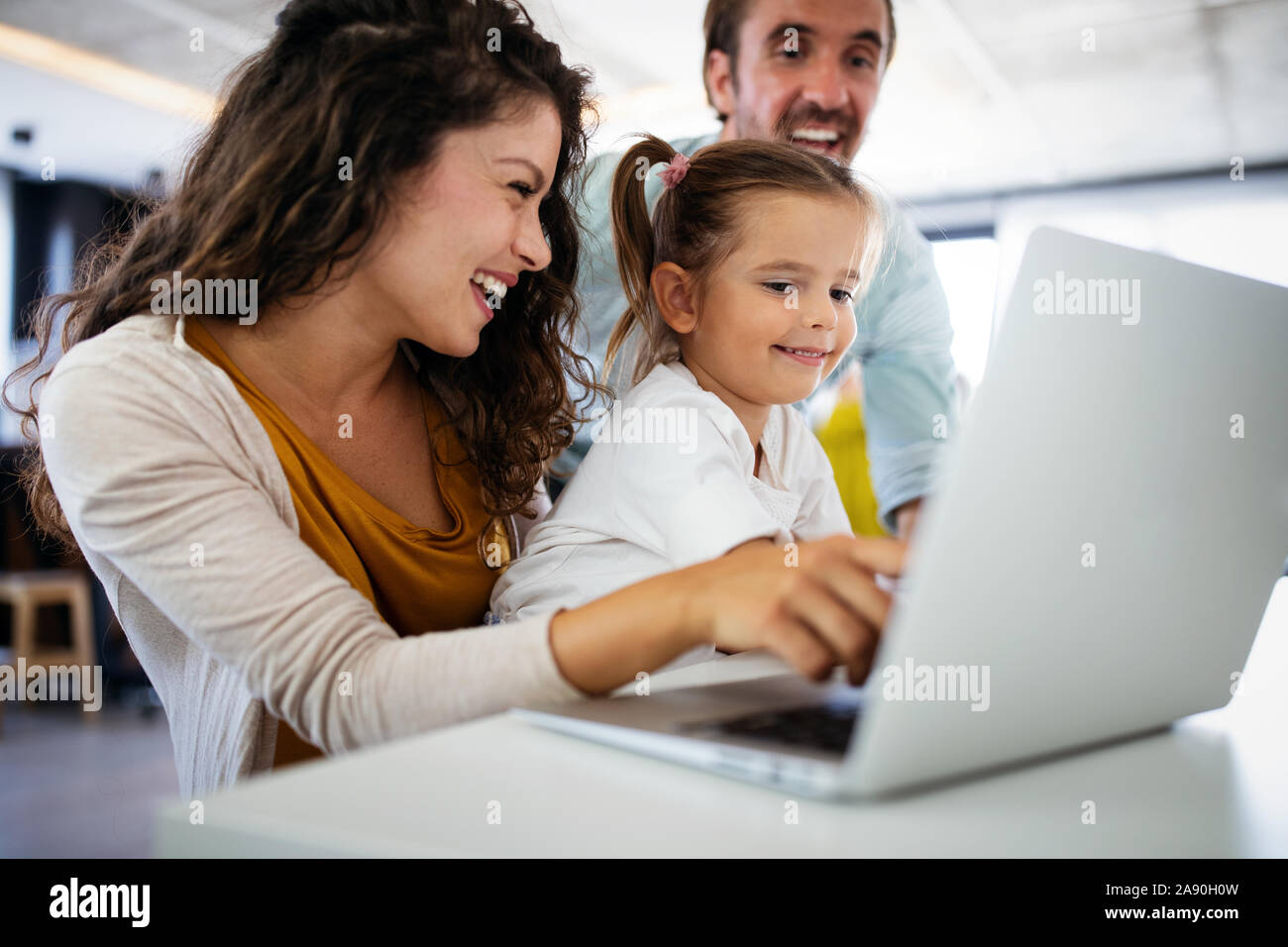 Familie, Kinder, Glück Technologie und Home Konzept. Glückliche Familie zusammen Stockfoto