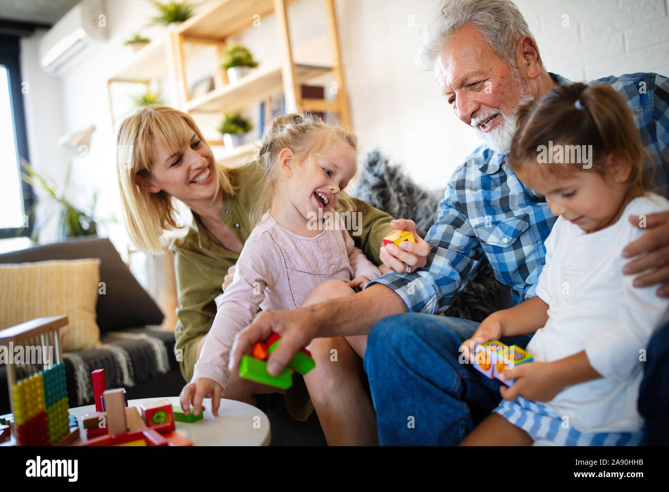 Senior Großeltern mit Enkelkindern spielen und Spaß haben mit der Familie Stockfoto