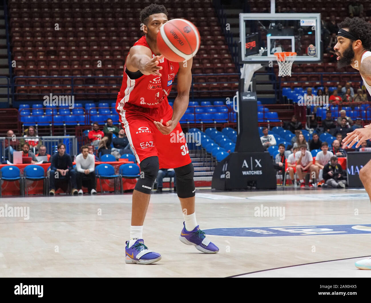 Brooks dell'Ax Armani Milano passa die Kugel Pistoia vs während AX Armani Exchange Olimpia Milano vs OriOra Pistoia, Mailand, Italien, 11. November 2019, Basketb Stockfoto