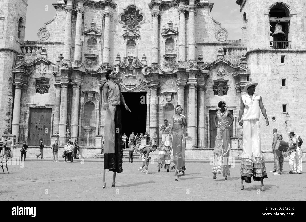 Kuba: Dance-Show in Havanna-City vor der ältesten Kirche Stockfoto