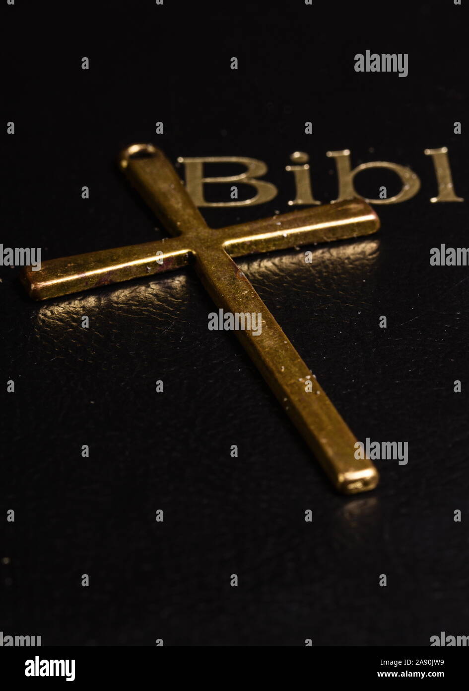 Heilige Bibel Kreuz Stockfoto
