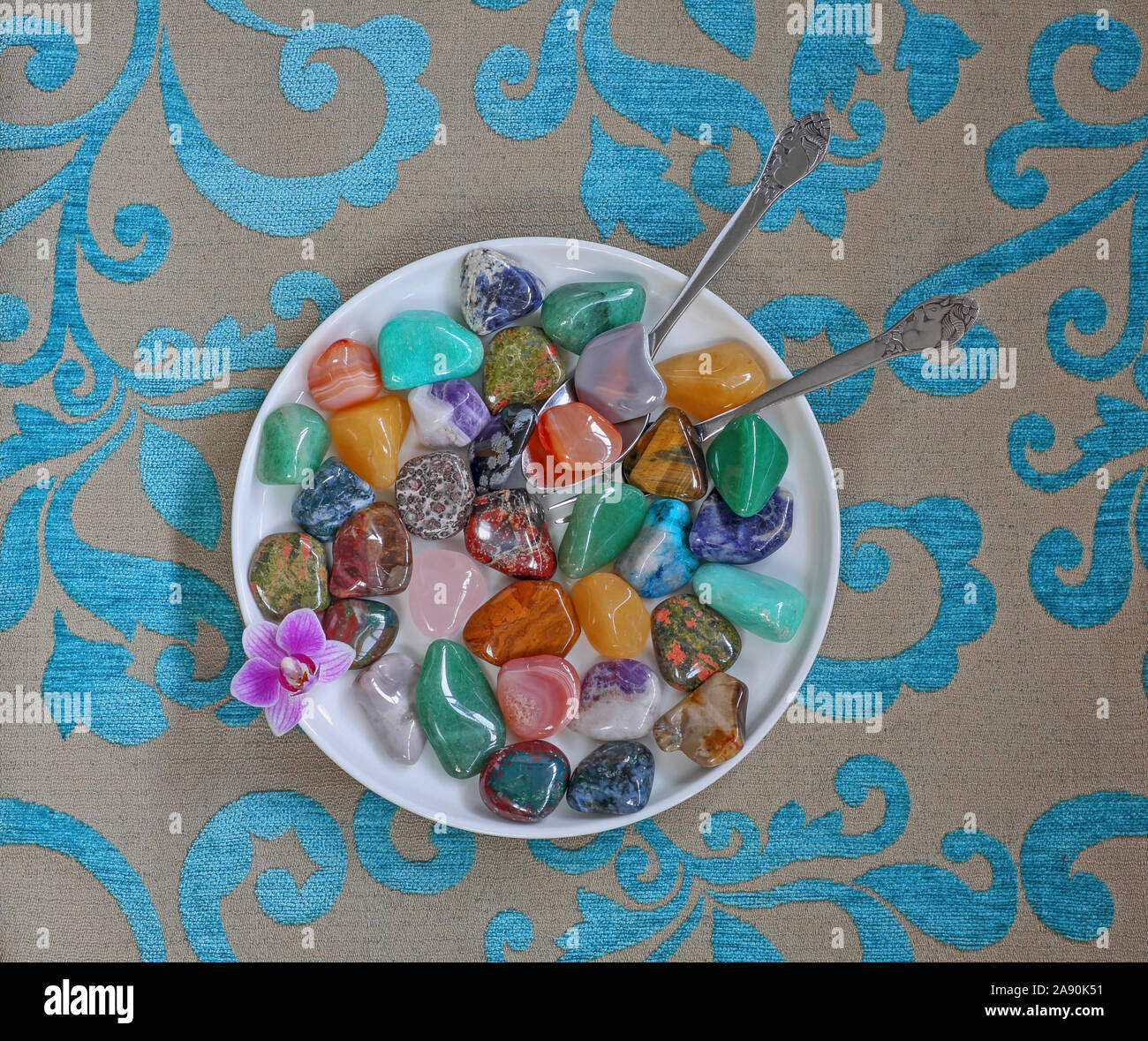 Edelsteine und Gesundheit, eine konzeptionelle Arbeit zu zeigen, die wir benötigen, um uns selbst zu kümmern. Stockfoto