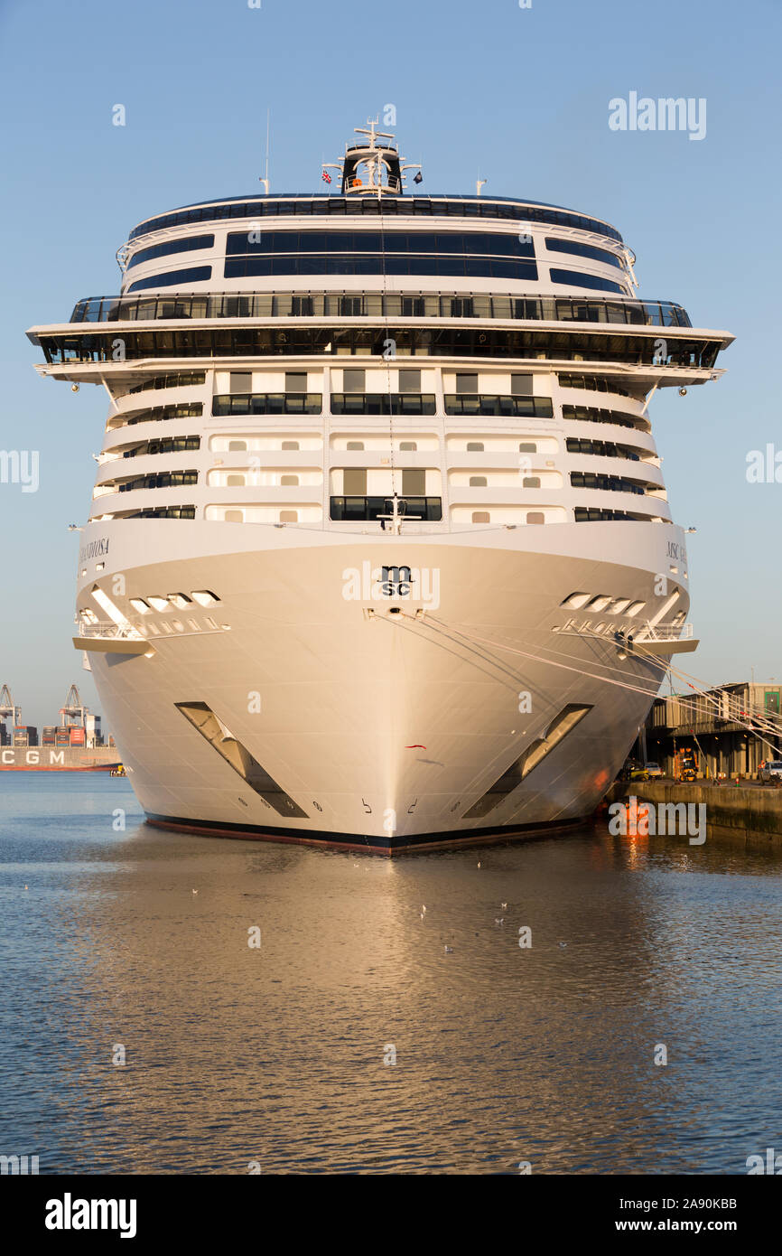 Southampton, Hampshire, England, UK. 12. November 2019. MSC Grandiosa kommt in Großbritannien heute morgen zum ersten Mal auf der Jungfernfahrt. Es ist MSC Kreuzfahrten neuestes Schiff und wurde in Hamburg am Samstag Abend die Kleinkindtaufe. Es ist die erste Meraviglia Plus klasse Schiff für MSC, bei 1089 m in der Länge. Es verfügt über 12 Restaurants, 2 brandneue zeigt von Cirque du Soleil am Meer, besonders für MSC erstellt. MSC Grandiosa kann 6334 Passagiere und 1704 Besatzungsmitglieder. Credit: Andrew Bartlett/Alamy leben Nachrichten Stockfoto