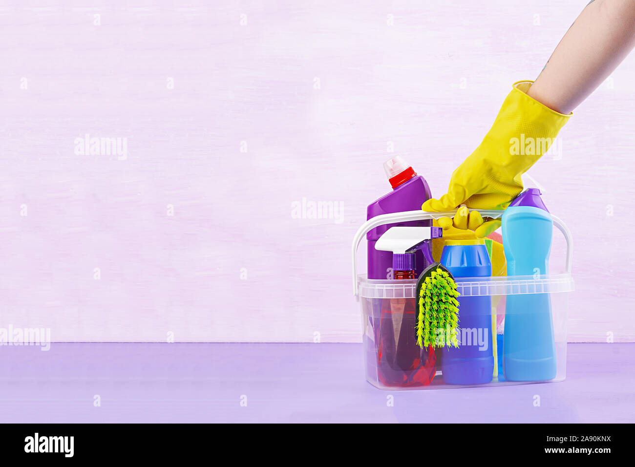 Reinigung Service Konzept. Bunte Reinigung für verschiedene Oberflächen in Küche, Bad und andere Räume. Stockfoto