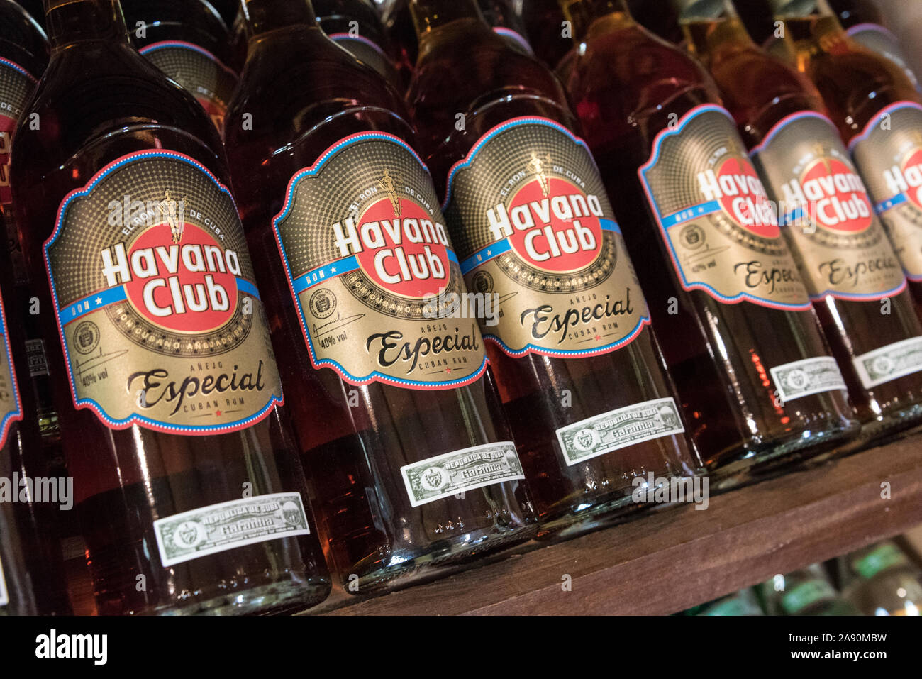 Eine Reihe von Havana Club Flaschen Rum auf Verkauf in Kuba Stockfoto